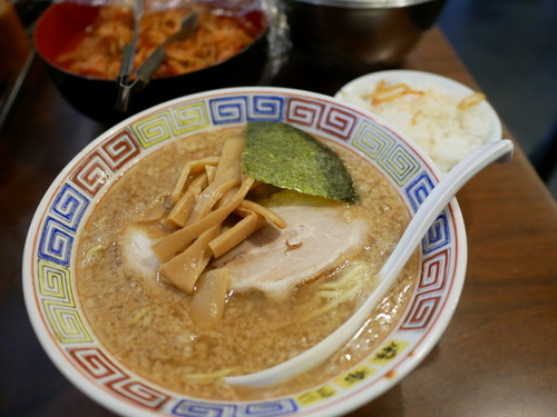 「とんこつ正油ラーメン 麺硬め＋味濃いめ＋脂多目＋サービスライ」@麻布ラーメン 慶応三田店の写真