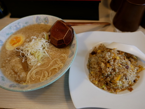 「マル得Aセット（半チャーハン＋土佐っ子豚骨醤油ラーメン） 麺」@環七土佐っ子ラーメン居酒屋の写真