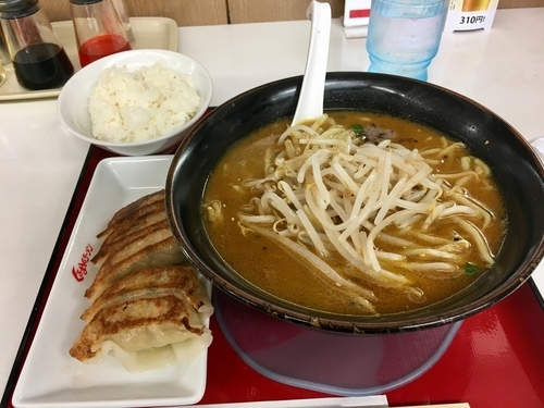 「カレーラーメン¥630+餃子¥170+サービス小ライス」@くるまやラーメン 保谷新町店の写真