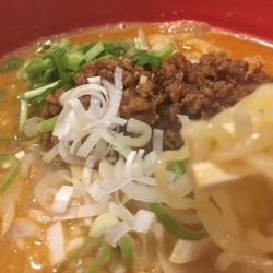麻辣担々麺　￥８００