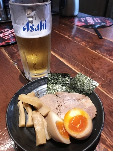 「三点盛りつけ麺（大盛り）と生ビール」@つけ麺専門店 三田製麺所 神田店の写真