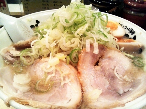 「味玉醤油らーめん（850円）+中盛（50円）」@超ごってり麺 ごっつ 秋葉原店の写真