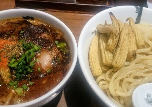 「肉増しカラシビつけ麺（大盛り、マシマシ）＋ヤングコーン＋半飯」@カラシビ味噌らー麺・つけ麺 神田本店の写真