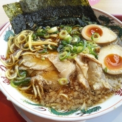 醤油ラーメン全部のせ 950円