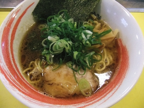 「黒醤油＋2番（豚＋鶏）（750円）」@らーめん研究所の写真