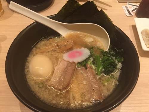 「豚骨醤油ラーメン 半熟玉子」@TOKYO 豚骨 BASE MADE by 博多一風堂 ecute品川サウス店の写真