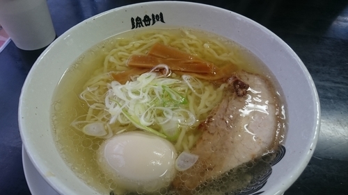 「しおラーメン＋チャーシュー1本＋味玉（800円）」@食堂 はせ川の写真