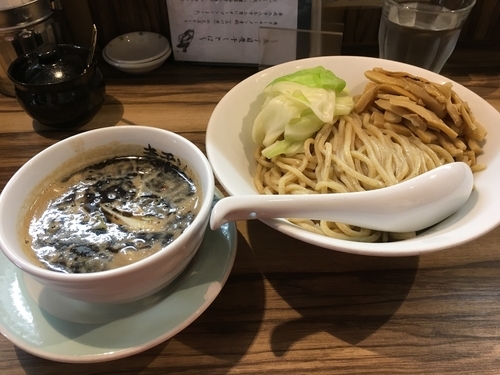 「黒こってりつけ麺+クーポンメンマ」@つけめん油そば 五丁目煮干しの写真