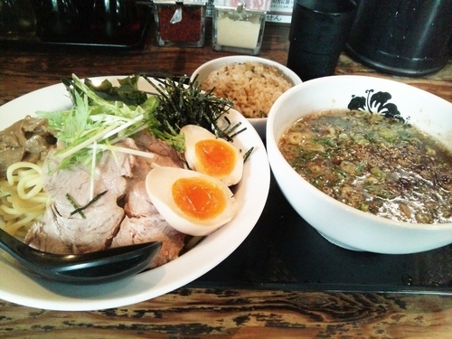 「つけ麺中盛（850円）+昼限定サービス焼き飯」@Y's Dining Barの写真