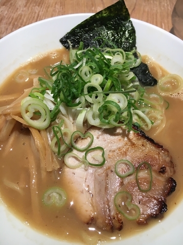「やりすぎ煮干しラーメン¥850」@とんこつらーめん俺式 純 東京ラーメンストリート店の写真
