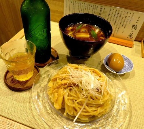 「鴨汁つけそば＋味玉（980円）＋ハートランド」@らーめん 鴨to葱の写真