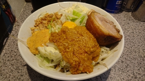 「汁なしそば(ニンニク増し)+カレー」@ラーメン宮郎の写真