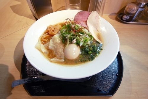 「煮玉子進化論そば(1100円)　※大盛(235g)無料」@進化論の写真