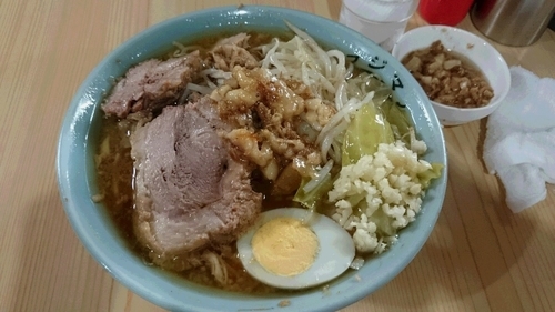 「富士丸ラーメン　少なめ　白　ニンニク脂」@ラーメン富士丸 明治通り都電梶原店の写真
