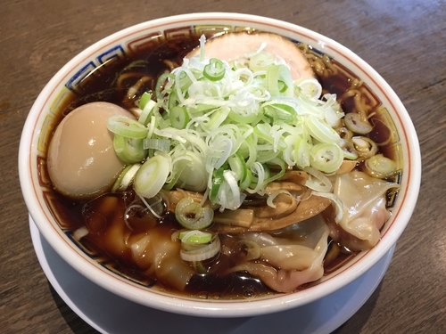 「雲呑中華そば＋味玉＋ネギ増し」@丸中華そばの写真