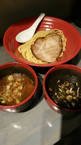 「ハーフ＆ハーフ(魚介豚骨、エビとイカ墨)」@つけ麺専門 百の輔の写真