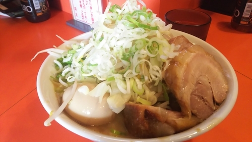 「ラーメン豚入り（にんにく・ねぎ）＋豚券＋味玉￥1,070」@ちばからの写真