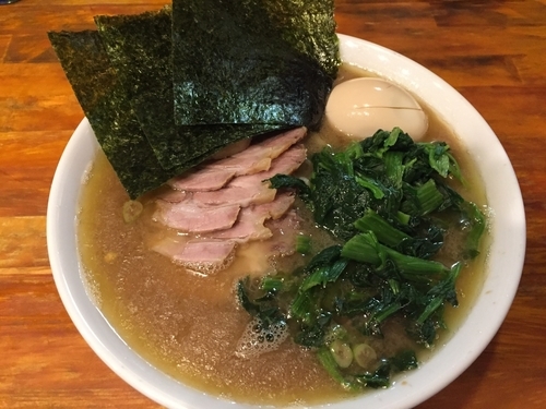 「チャーシュー中盛 ほうれん草増し 無料煮卵」@洞くつ家の写真