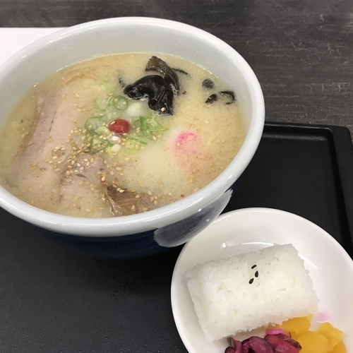 「塩ラーメン 780円 俵むすびサービス」@らーめん 山頭火 旭川本店の写真