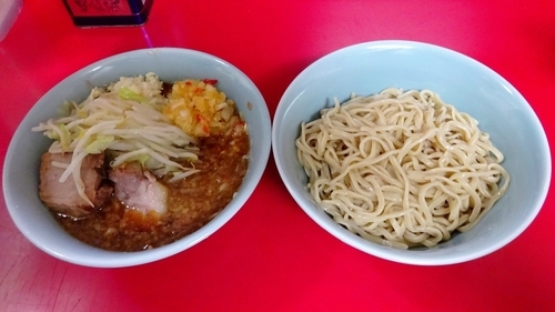 「小ラーメン（690円）＋ぎょったまつけ麺　ニンニク辛いの」@ラーメン二郎 中山駅前店の写真