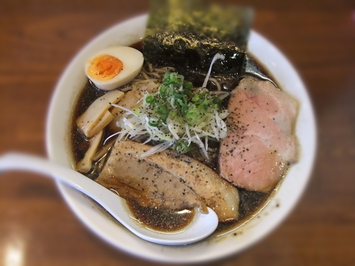 「【限定】坂戸ブラックラーメン」@つけめん たまの写真