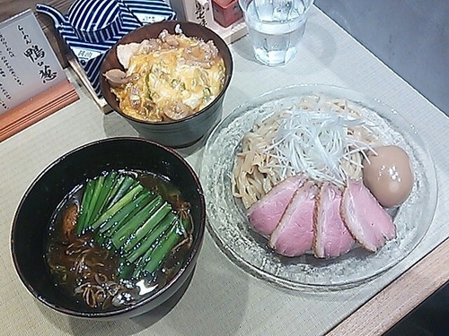 「鴨汁つけそば・鴨to葱の小親子丼セット＋コンフィ・煮卵」@らーめん 鴨to葱の写真