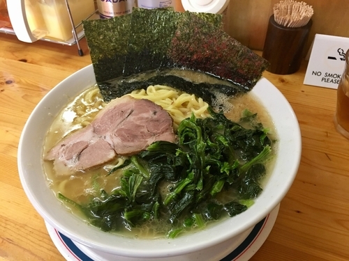 「ラーメン中1.5玉(硬め、多め) ¥700+ほうれん草増し¥80」@横浜家系ラーメン 武蔵境つばさ家の写真