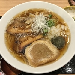 濃いめの煮干そば 842円