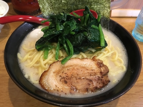 「塩豚骨ラーメン 大盛＋ほうれん草」@横浜家系ラーメン こんばの写真