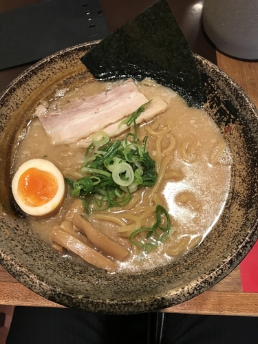 「豚骨醤油ラーメン(太麺) 大盛り」@越後秘蔵麺 無尽蔵 しながわ家の写真