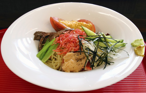 「限定メニュー　喜連川冷やし中華 ヤシオ鱒刺身・ペースト入り」@竹末 道の駅本陣の写真