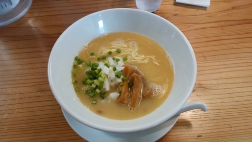 「濃厚鶏塩＋追い玉(白)」@麺蔵 あつおの写真