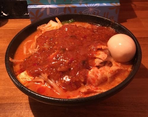 「味玉どて辛めん バラ肉倍増 ニンニクなし」@どてちん 習志野店の写真