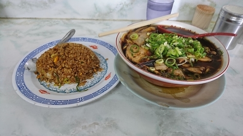 「中華そば(並)700円＆やきめし500円」@新福菜館 本店の写真