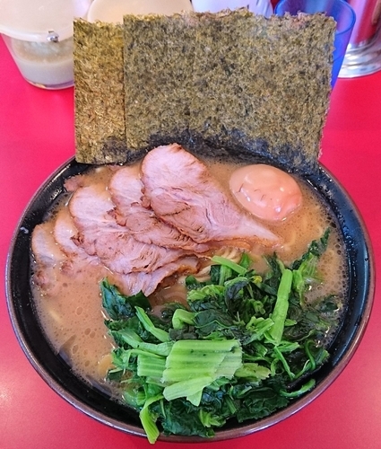 「チャーシューメン(中盛)＋ほうれん草＋味玉」@家系ラーメン 王道の写真