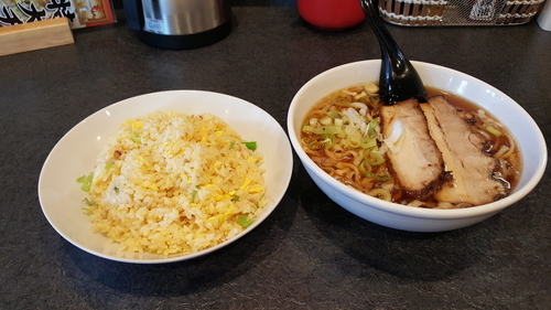 「らぁめんと半チャーハン」@五ノ神らぁめんの写真