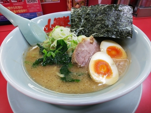 「醤油ラーメン(クーポン味玉）」@ラーメン山岡家 音羽蒲郡店の写真