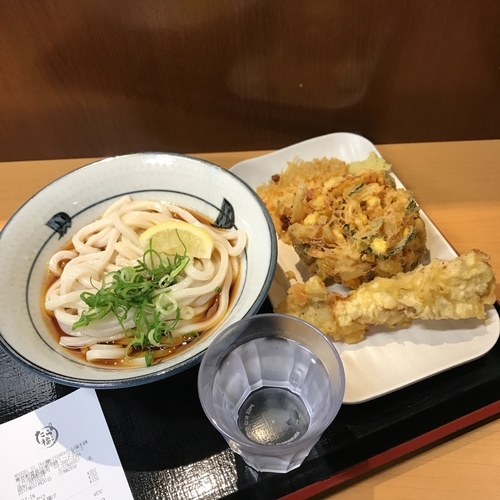 「ぶっかけ 冷, かき揚げ, 鶏天」@讃岐うどん たら福本舗 IKE 麺 KITCHEN店の写真