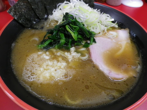 「ラーメン並＋薬味増し＋クラッシュにんにく」@横濱家系ラーメン 勝鬨家の写真