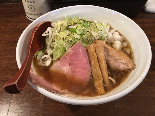 「肉汁煮干らーめん+クーポン炙りねぎ」@麺 虎テツ 聖跡桜ヶ丘店の写真