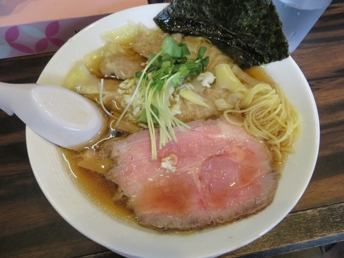 「ワンタン麺（900円）」@稲荷屋の写真