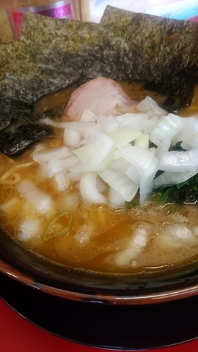 「ラーメン680円(中盛無料＋玉ネギ50円)」@家系ラーメン 王道家の写真