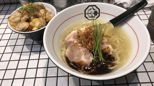 「辛味冷やし塩そば(中太縮れ麺･限定)＋貝めし」@81番の写真
