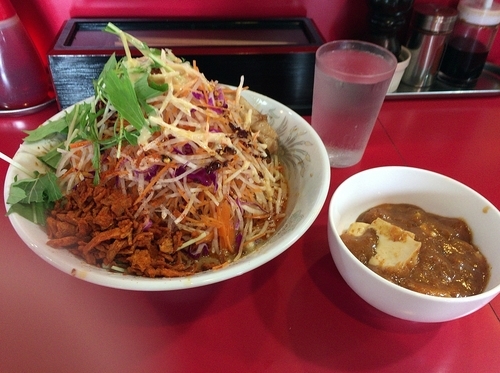 「メガ冷やし中華フュージョン全マシ（900円）」@蒙麺 火の豚の写真