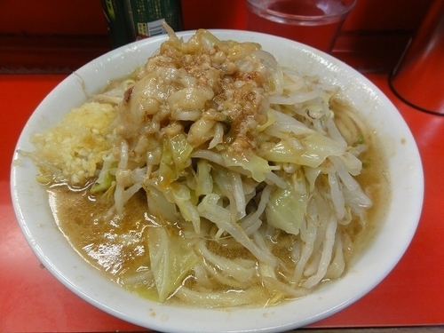 「ラーメン600円　麺硬め　ニンニク　脂」@ラーメン二郎 三田本店の写真