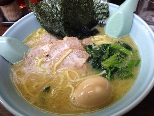 「中盛チャーシュー麺 + 味玉」@とんぱた亭 片倉町店の写真