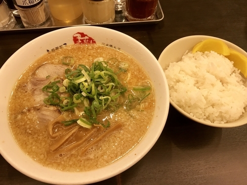 「ラーメン麺30秒硬め＋辛いの多目＋脂多目＋ライス普通」@京都銀閣寺 ますたにラーメン 日本橋本店の写真