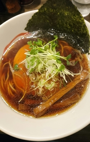 「しょうゆらーめん」@燵家製麺の写真
