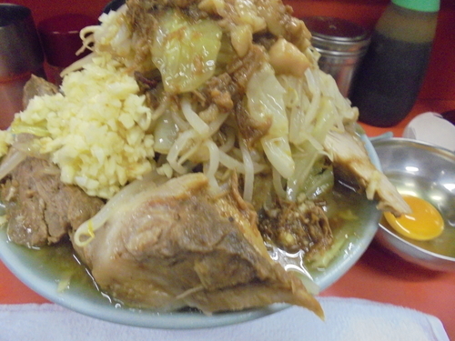 「国産ブタメン＋生卵」@ラーメン富士丸 神谷本店の写真