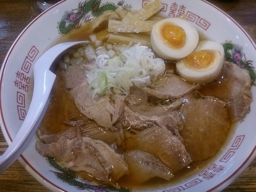 「お得!全部乗せ (朝 醤油)」@らあめん 寸八 総本店の写真